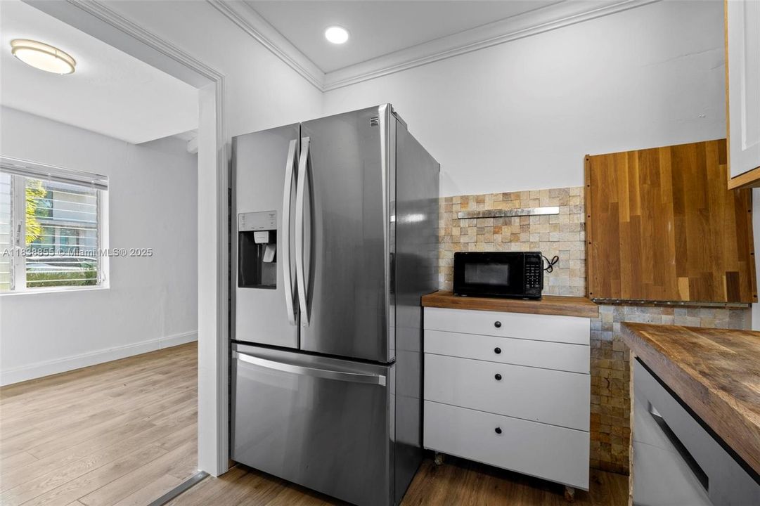 For Sale: $2,875,000 (3 beds, 2 baths, 1312 Square Feet)