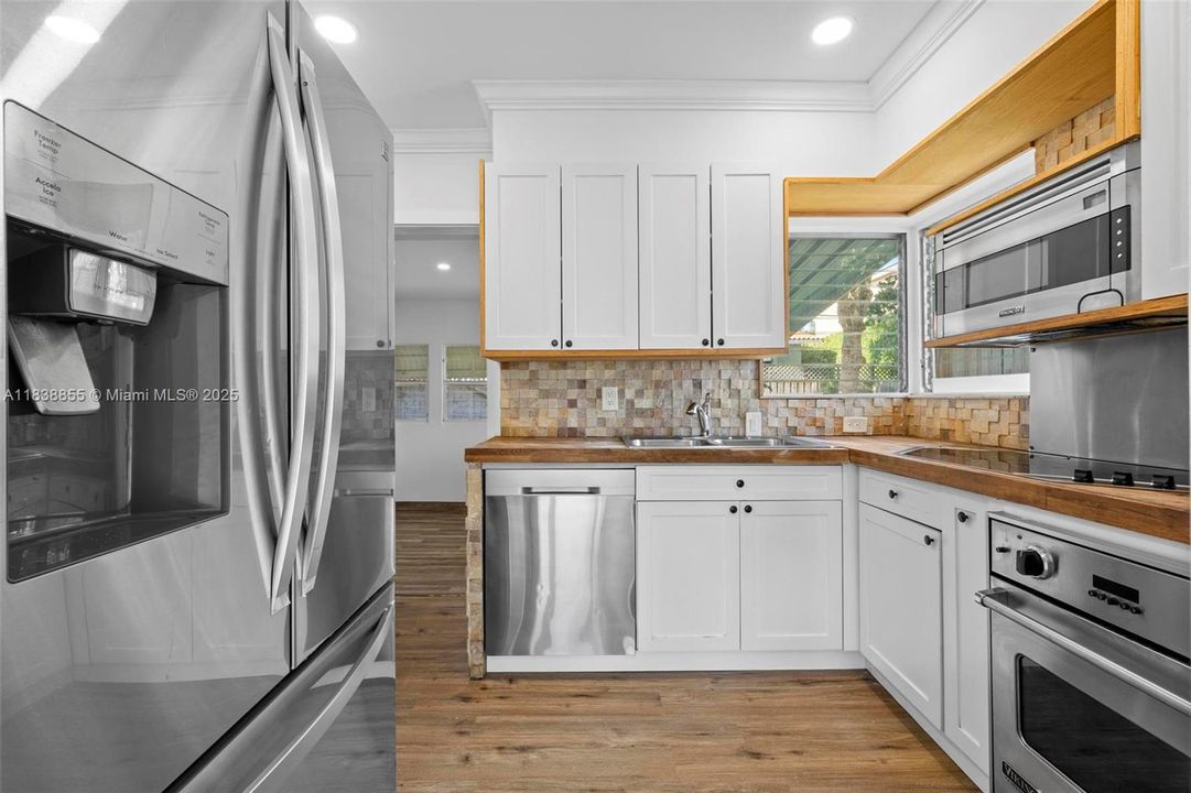 For Sale: $2,875,000 (3 beds, 2 baths, 1312 Square Feet)