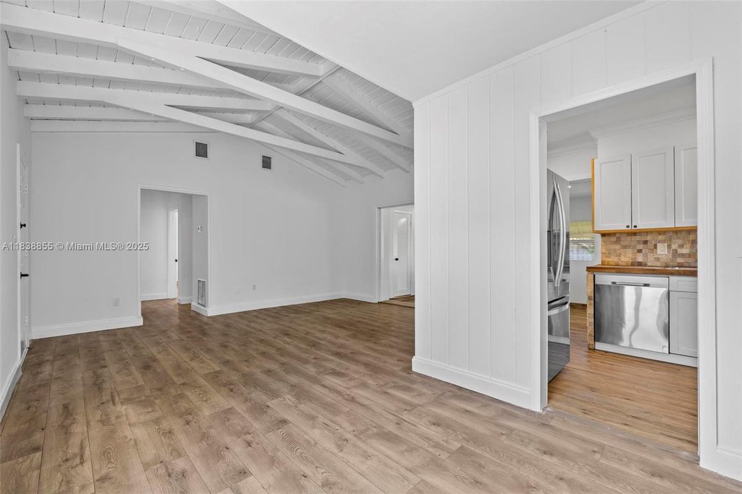 For Sale: $2,875,000 (3 beds, 2 baths, 1312 Square Feet)