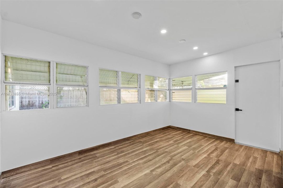 For Sale: $2,875,000 (3 beds, 2 baths, 1312 Square Feet)