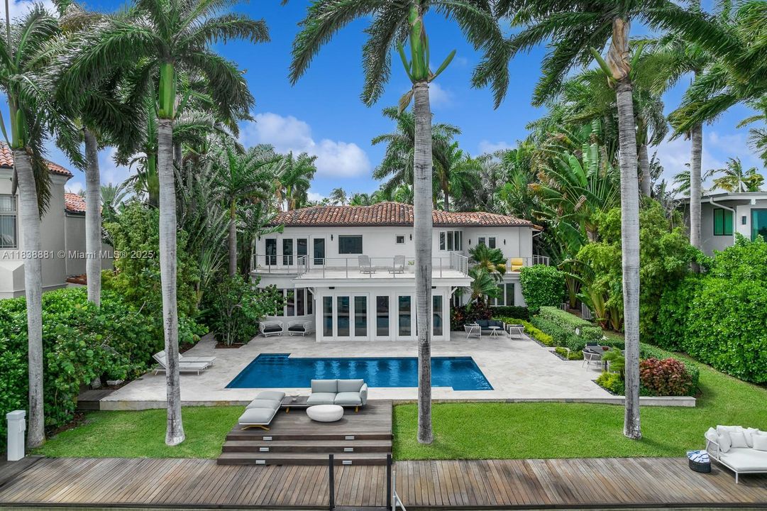 Недавно продано: $15,250,000 (5 спален, 5 ванн, 4387 Квадратных фут)