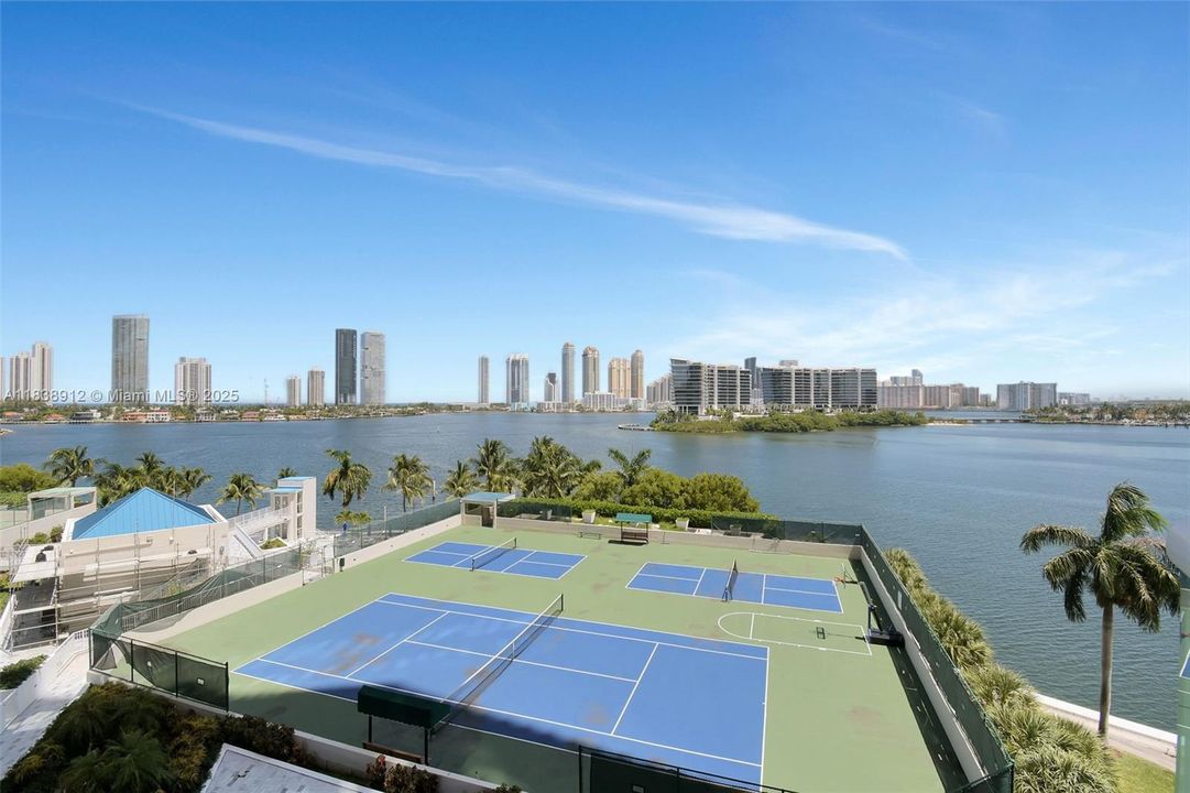 En Venta: $1,075,000 (2 camas, 2 baños, 1610 Pies cuadrados)