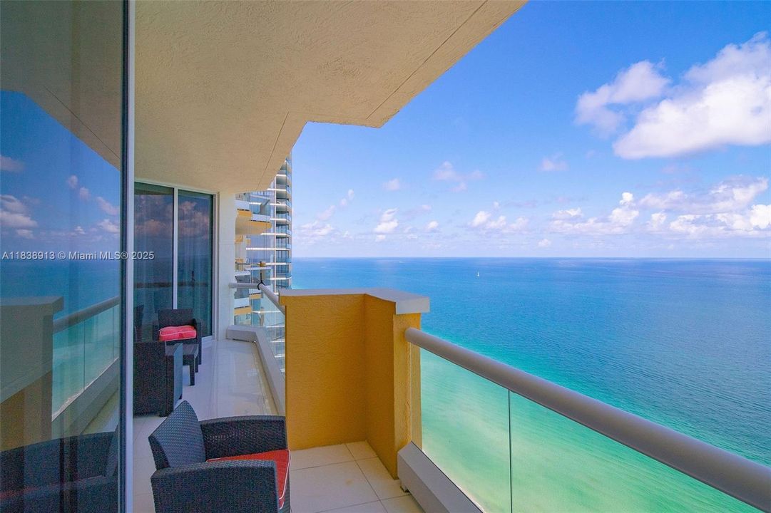 合同活跃: $18,250 (3 贝兹, 3 浴室, 2214 平方英尺)