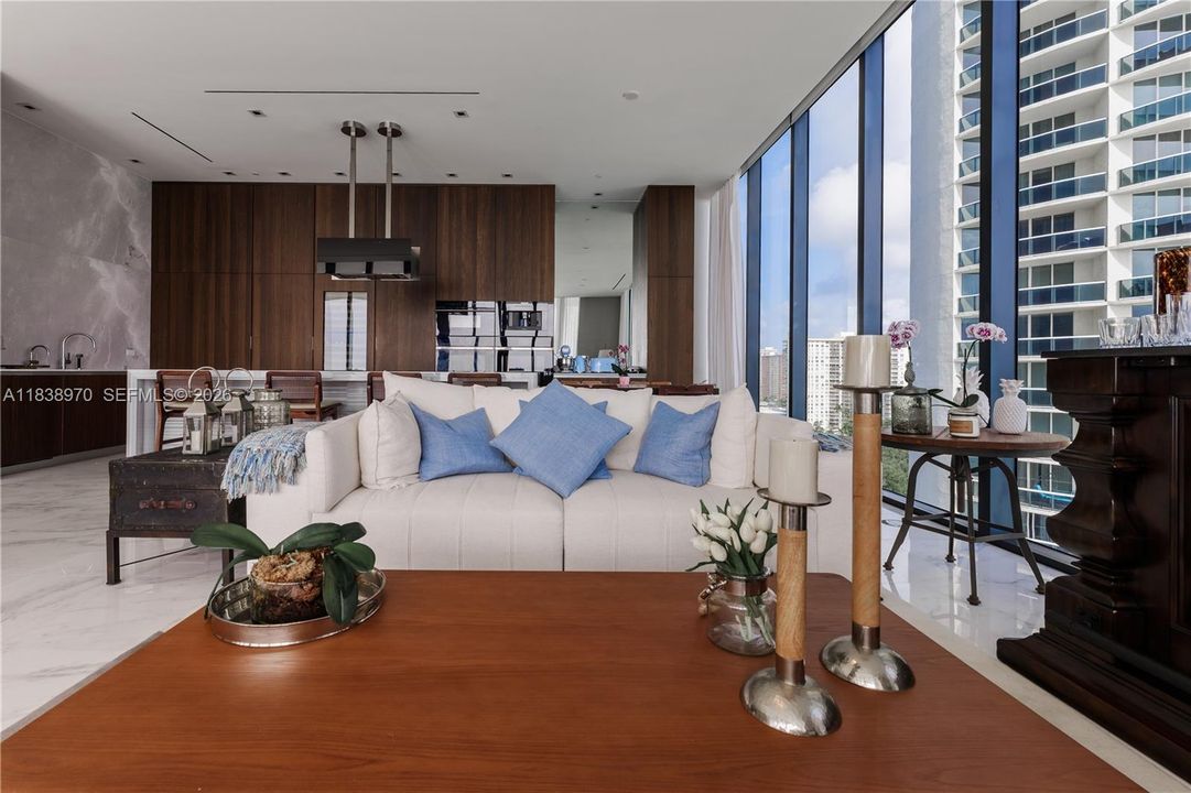 Под контрактом: $25,000 (3 спален, 3 ванн, 3195 Квадратных фут)