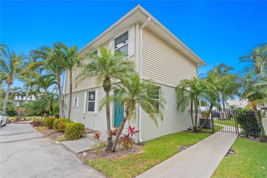 Под контрактом: $5,300,000 (0.40 acres)