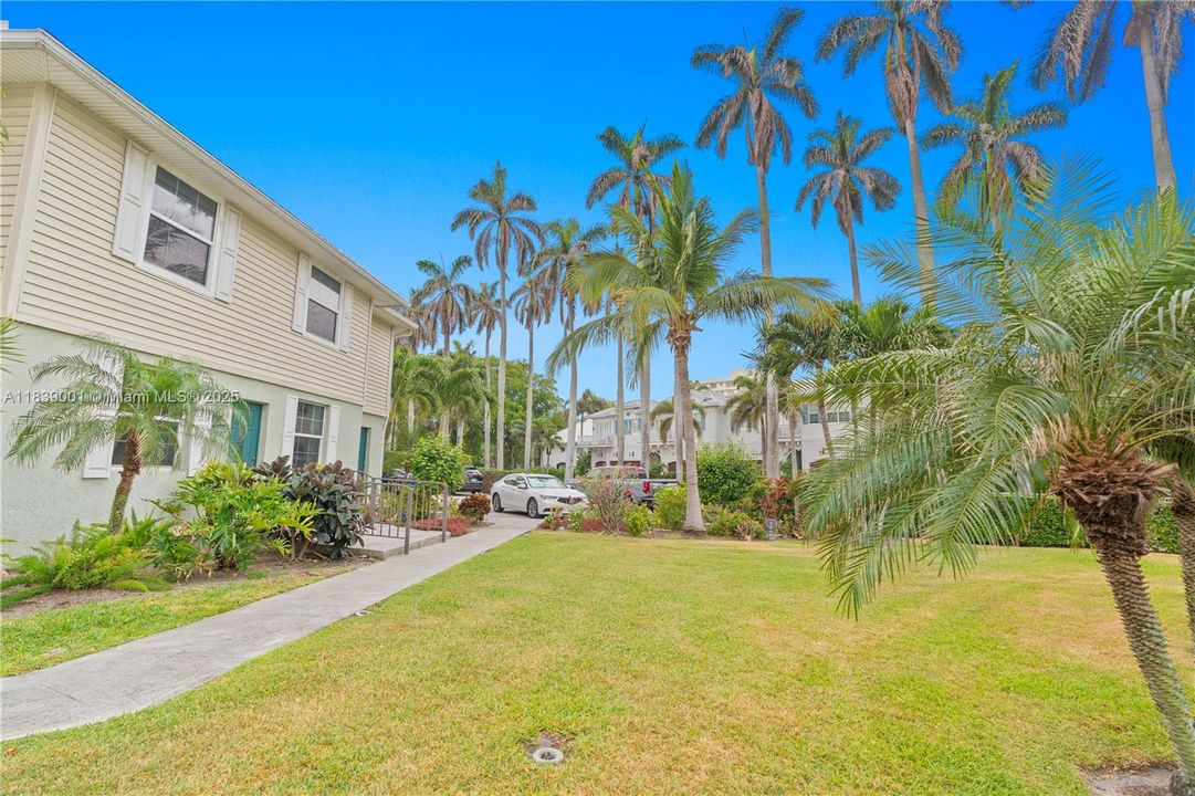 Под контрактом: $5,300,000 (0.40 acres)