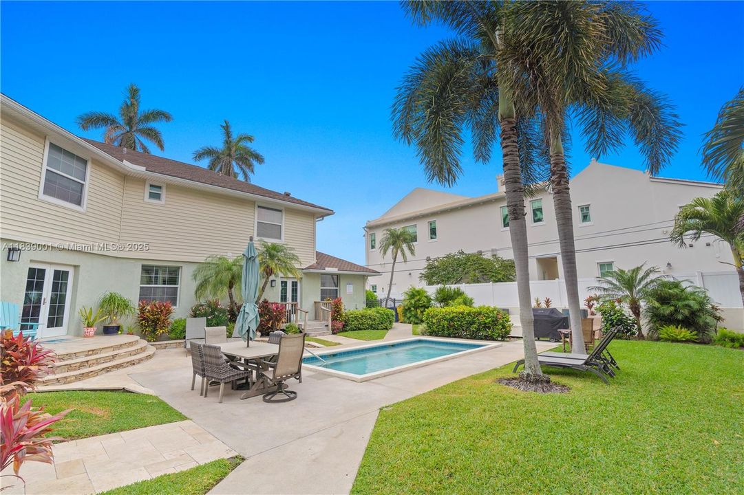 Под контрактом: $5,300,000 (0.40 acres)