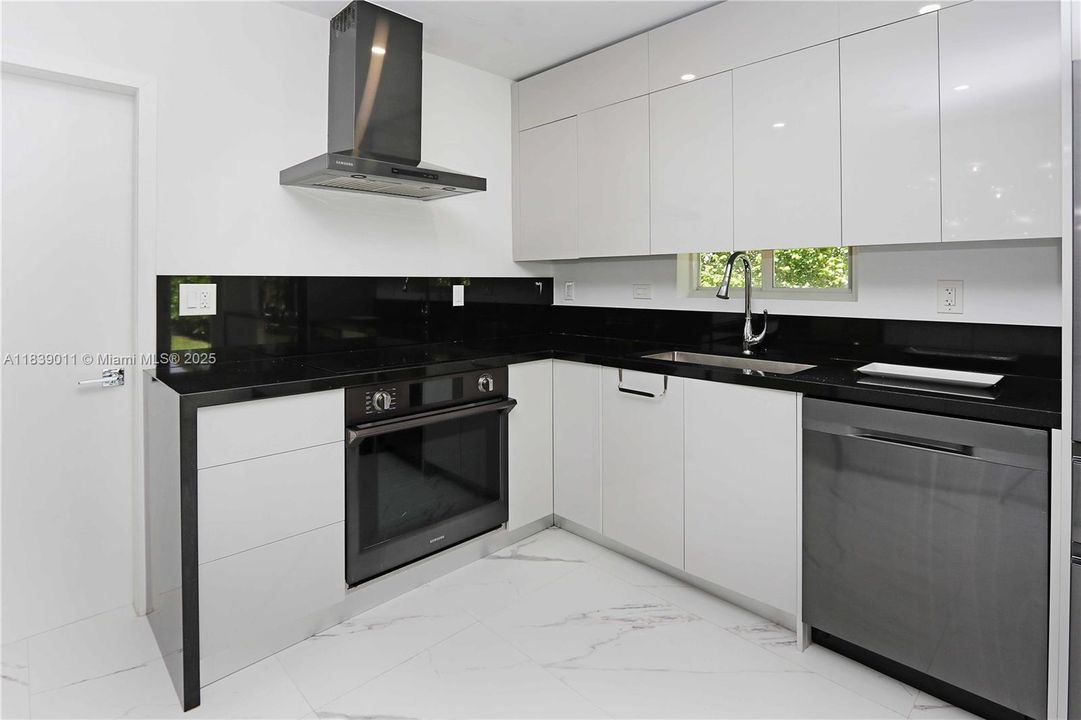 合同活跃: $7,000 (3 贝兹, 2 浴室, 1446 平方英尺)