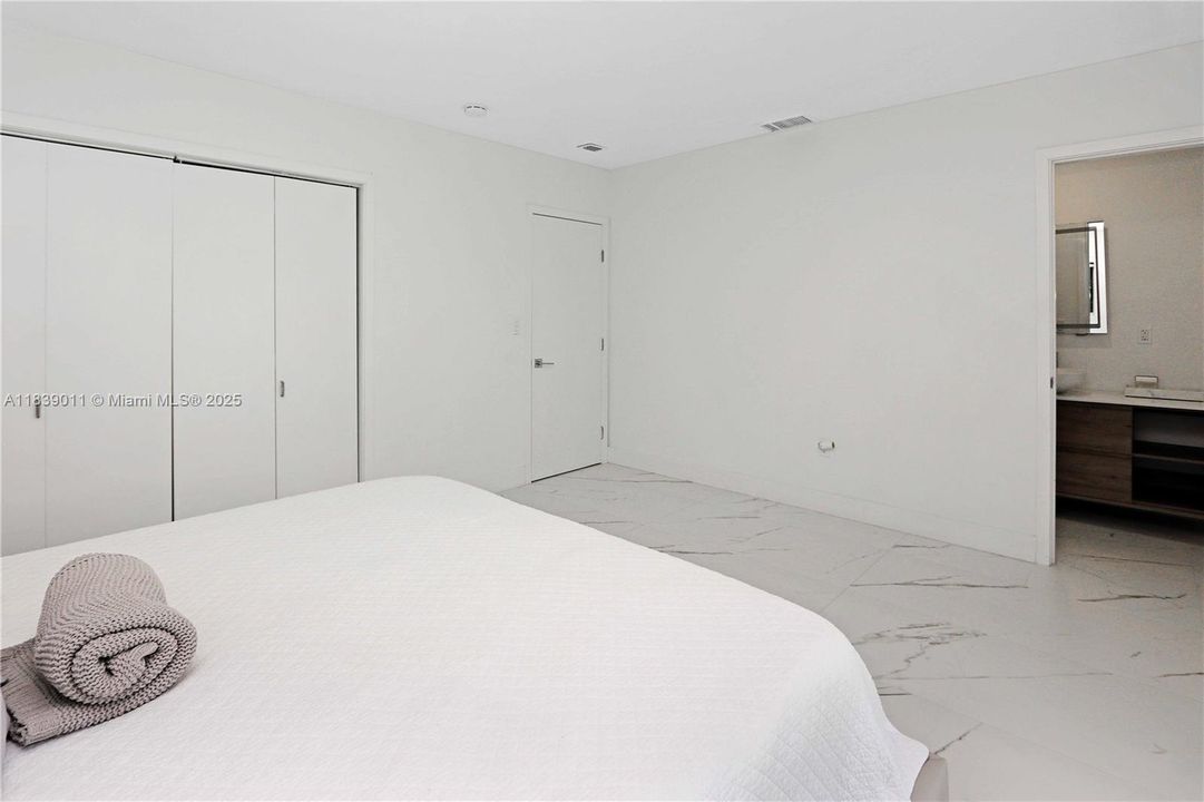 合同活跃: $7,000 (3 贝兹, 2 浴室, 1446 平方英尺)