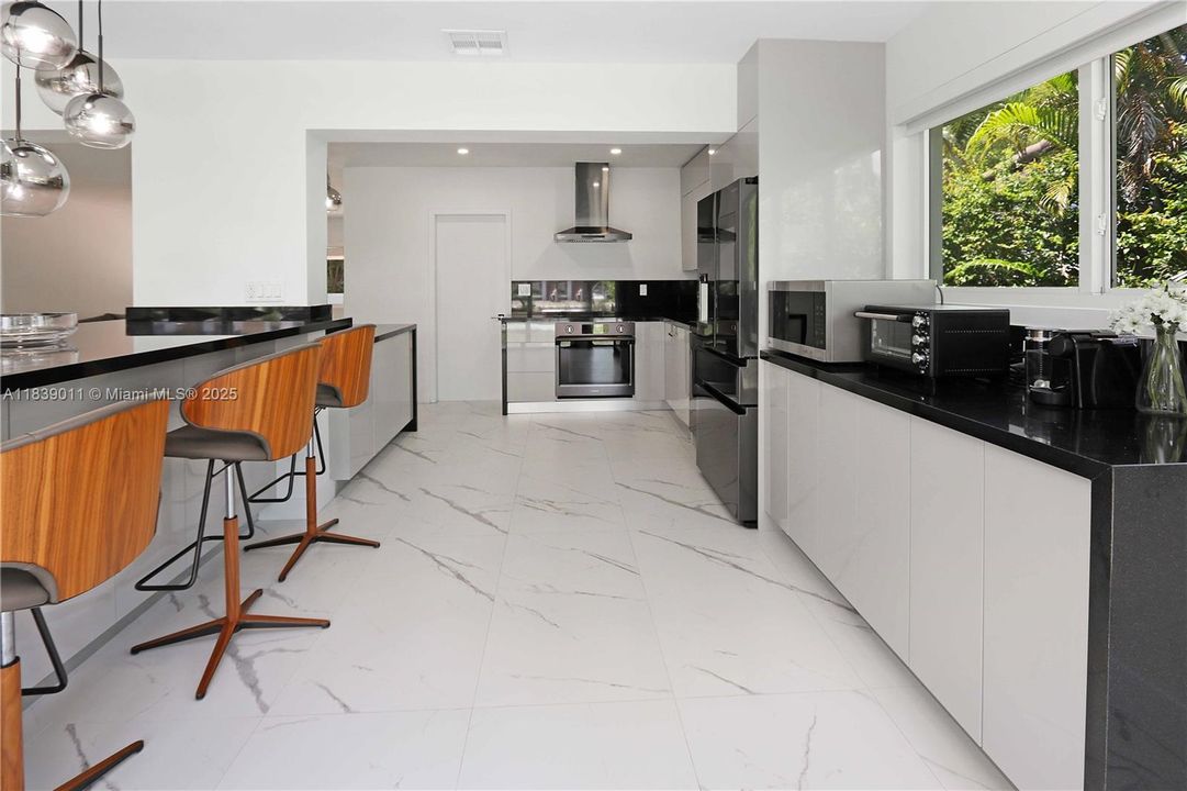 合同活跃: $7,000 (3 贝兹, 2 浴室, 1446 平方英尺)