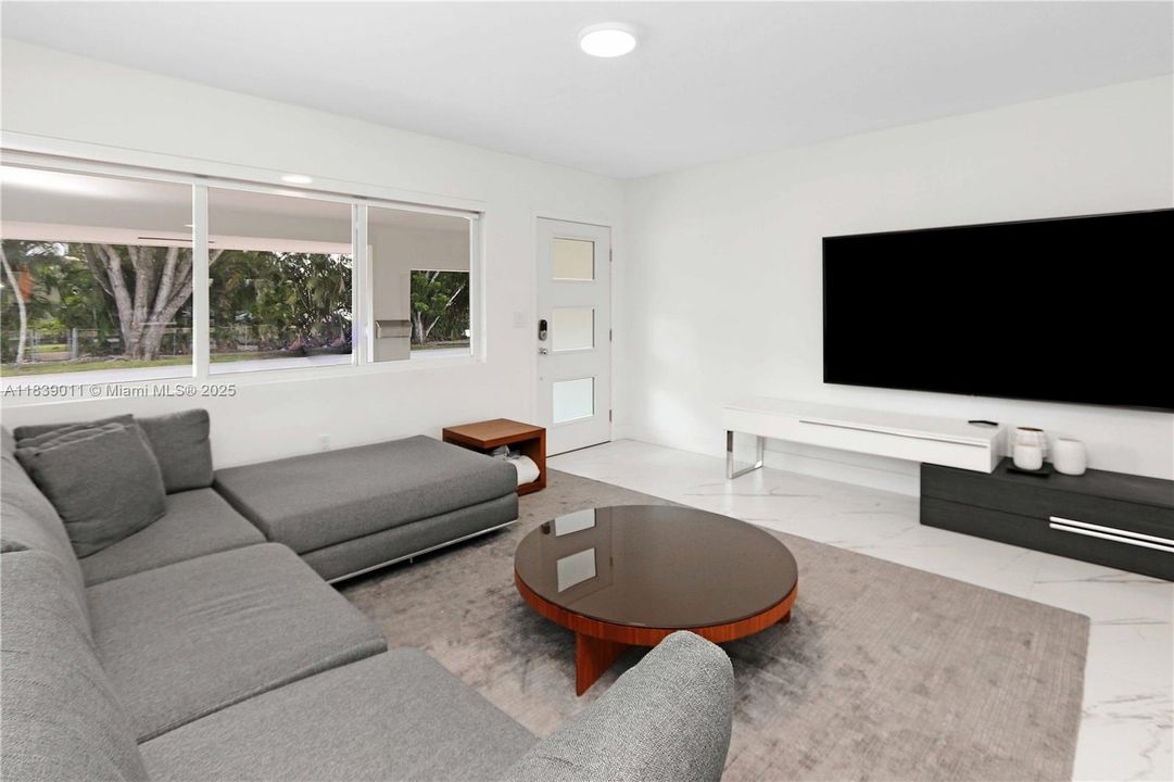 合同活跃: $7,000 (3 贝兹, 2 浴室, 1446 平方英尺)