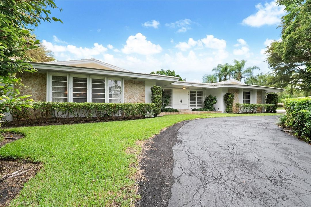 For Sale: $1,399,000 (3 beds, 3 baths, 2813 Square Feet)