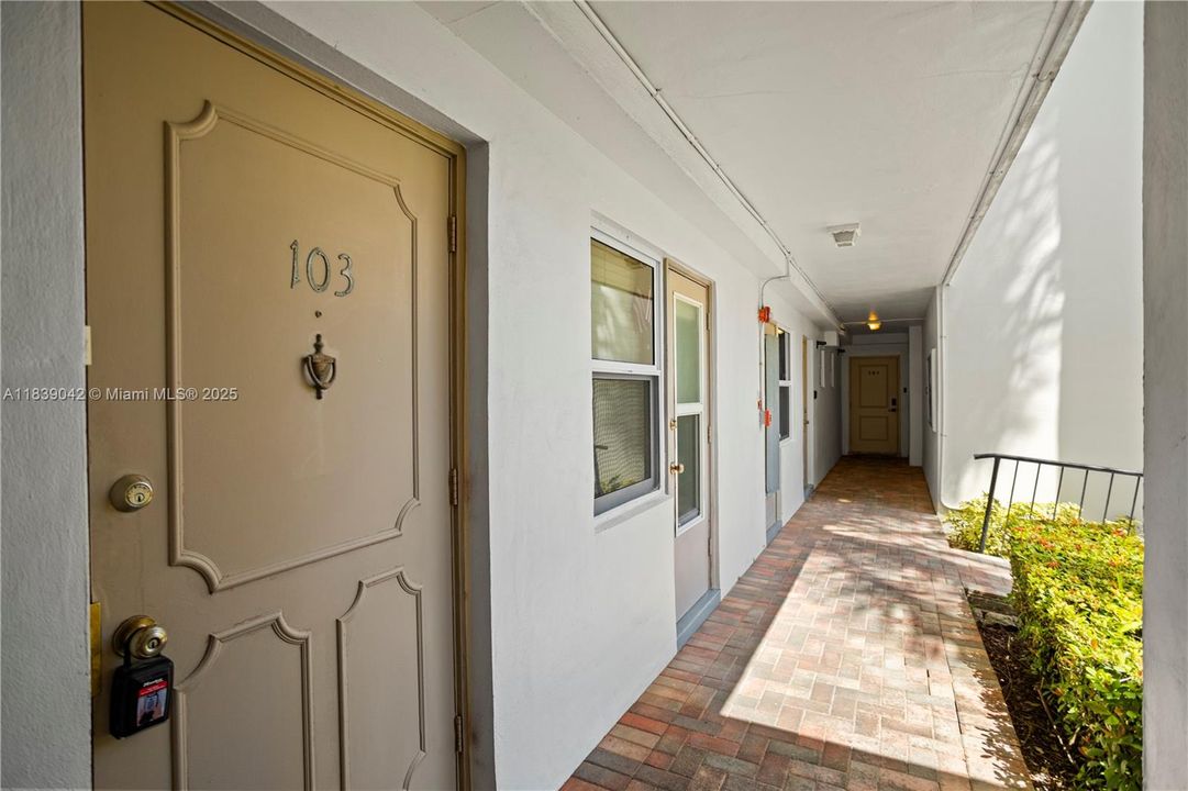 For Sale: $239,000 (1 beds, 1 baths, 850 Square Feet)