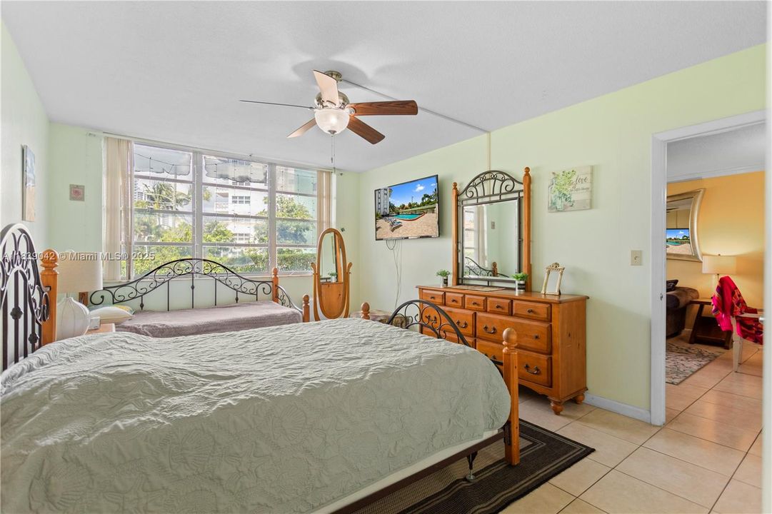 For Sale: $239,000 (1 beds, 1 baths, 850 Square Feet)