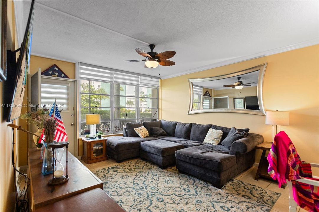 For Sale: $239,000 (1 beds, 1 baths, 850 Square Feet)