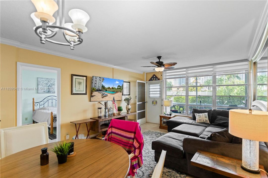 For Sale: $239,000 (1 beds, 1 baths, 850 Square Feet)