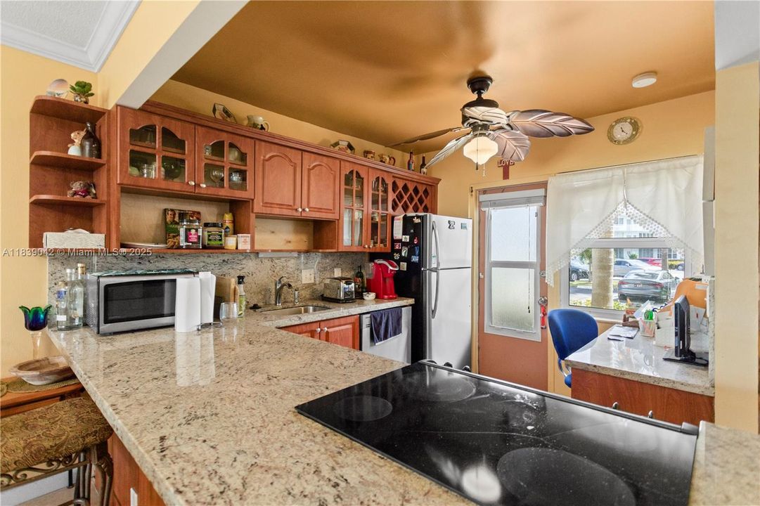 For Sale: $239,000 (1 beds, 1 baths, 850 Square Feet)