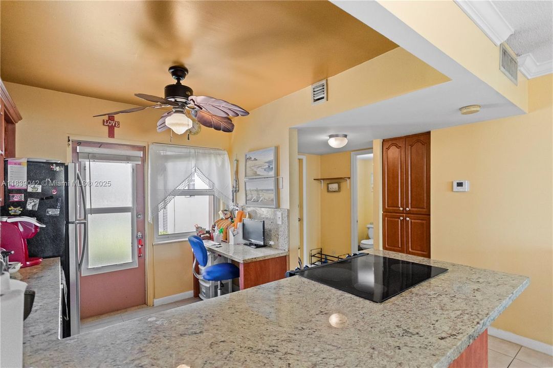 For Sale: $239,000 (1 beds, 1 baths, 850 Square Feet)