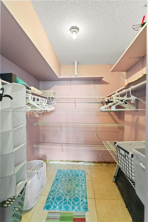 For Sale: $239,000 (1 beds, 1 baths, 850 Square Feet)