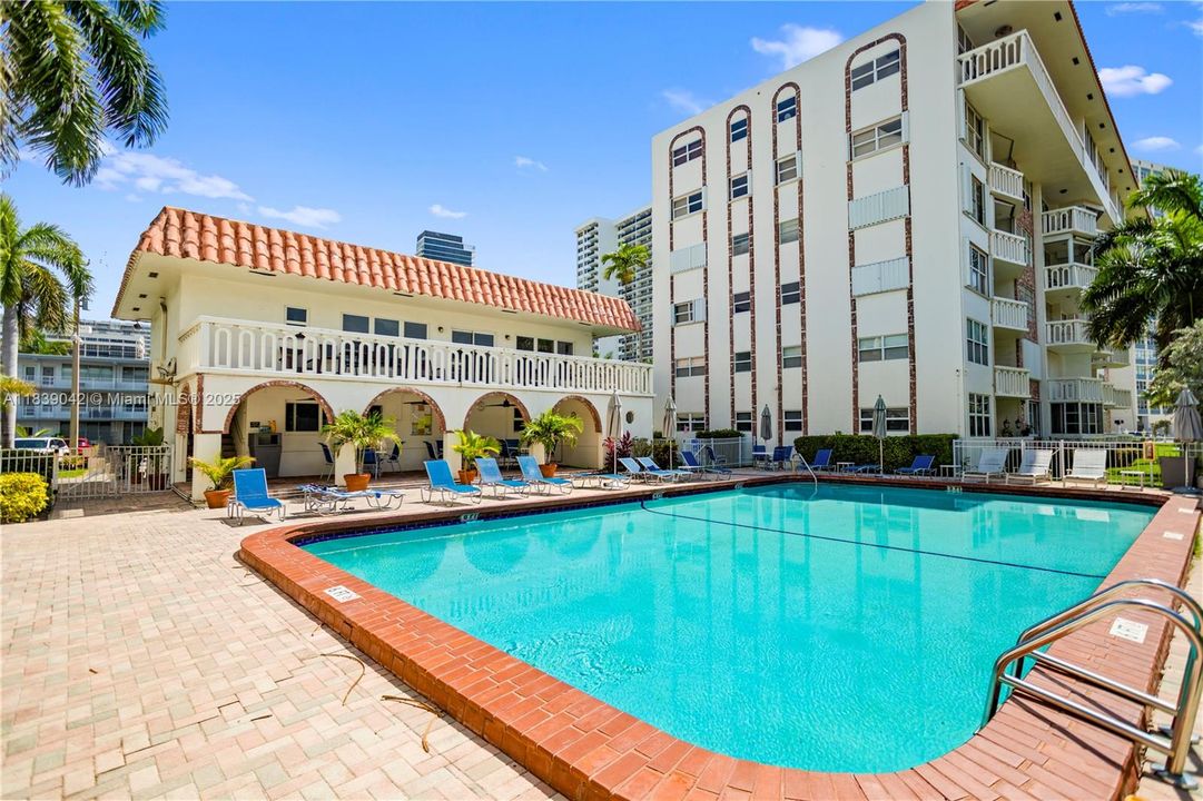 For Sale: $239,000 (1 beds, 1 baths, 850 Square Feet)