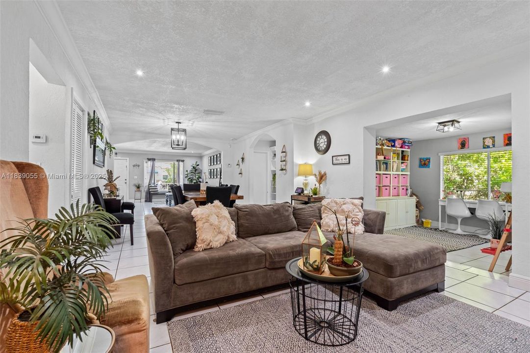 Vendido Recientemente: $899,000 (3 camas, 2 baños, 1746 Pies cuadrados)