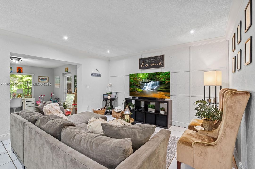 Vendido Recientemente: $899,000 (3 camas, 2 baños, 1746 Pies cuadrados)