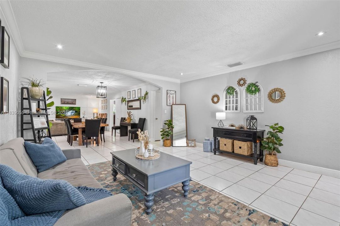 Vendido Recientemente: $899,000 (3 camas, 2 baños, 1746 Pies cuadrados)