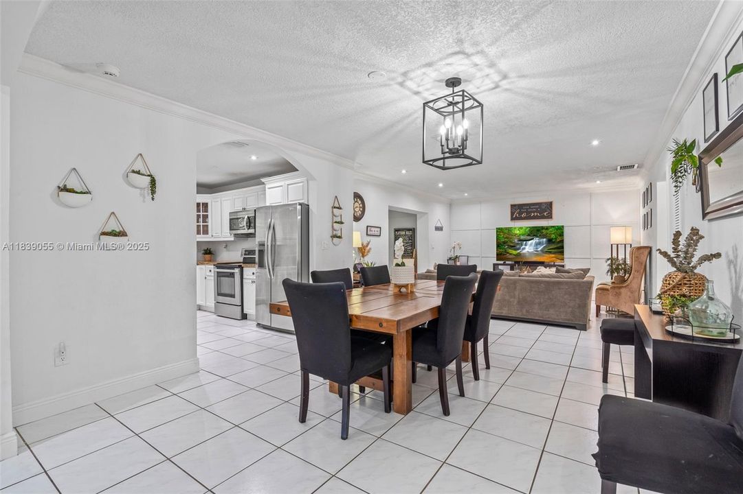 Vendido Recientemente: $899,000 (3 camas, 2 baños, 1746 Pies cuadrados)