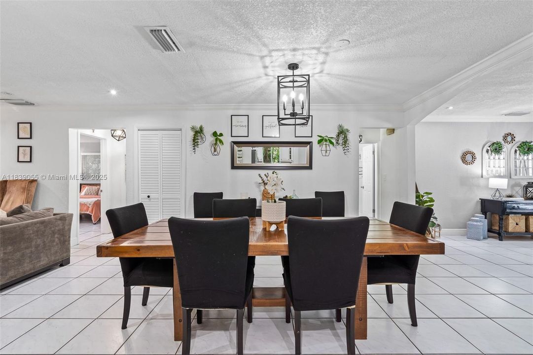 Vendido Recientemente: $899,000 (3 camas, 2 baños, 1746 Pies cuadrados)