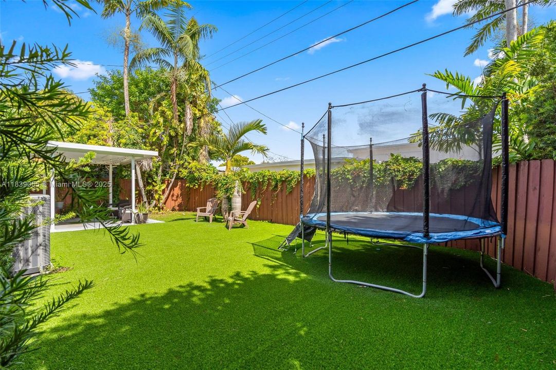 Vendido Recientemente: $899,000 (3 camas, 2 baños, 1746 Pies cuadrados)