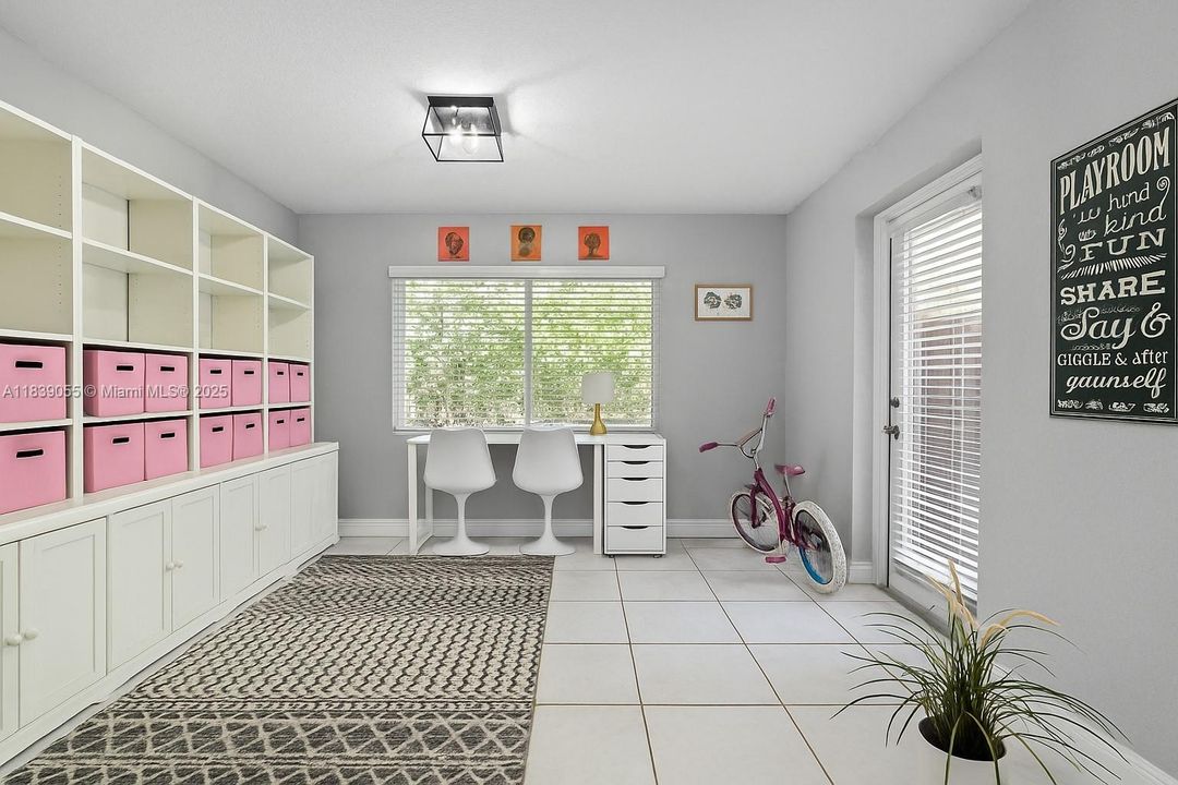 Vendido Recientemente: $899,000 (3 camas, 2 baños, 1746 Pies cuadrados)