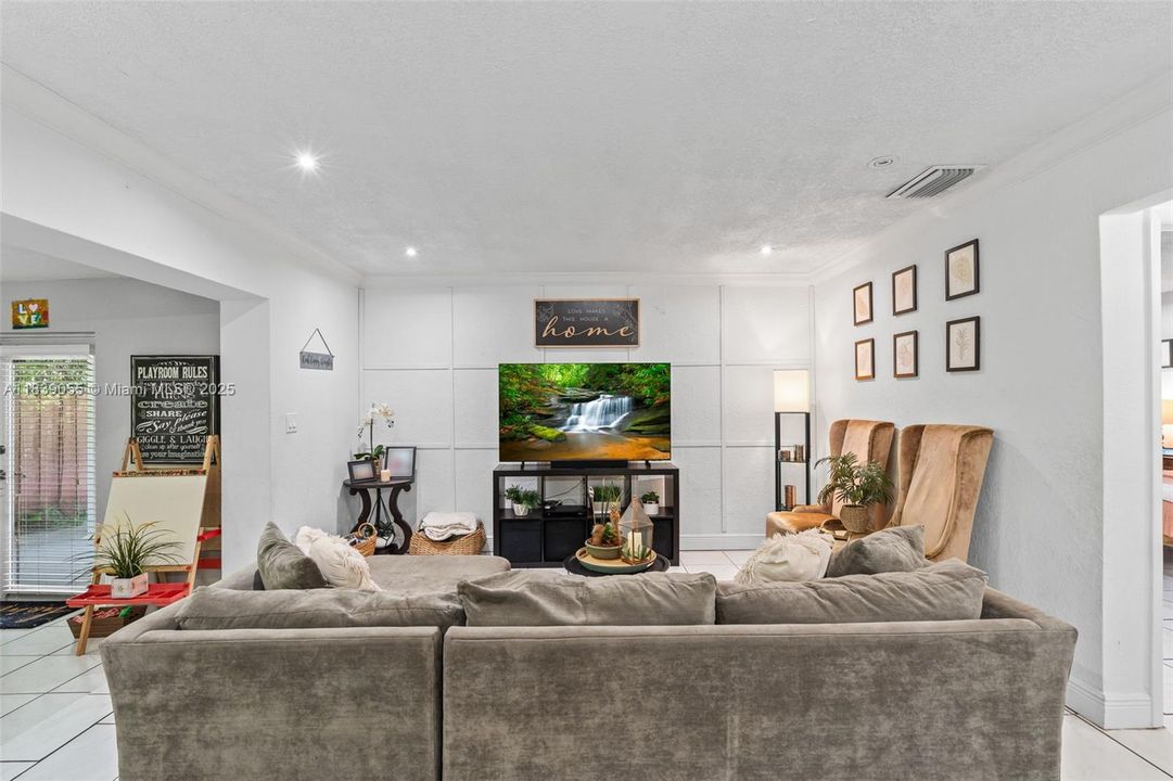 Vendido Recientemente: $899,000 (3 camas, 2 baños, 1746 Pies cuadrados)