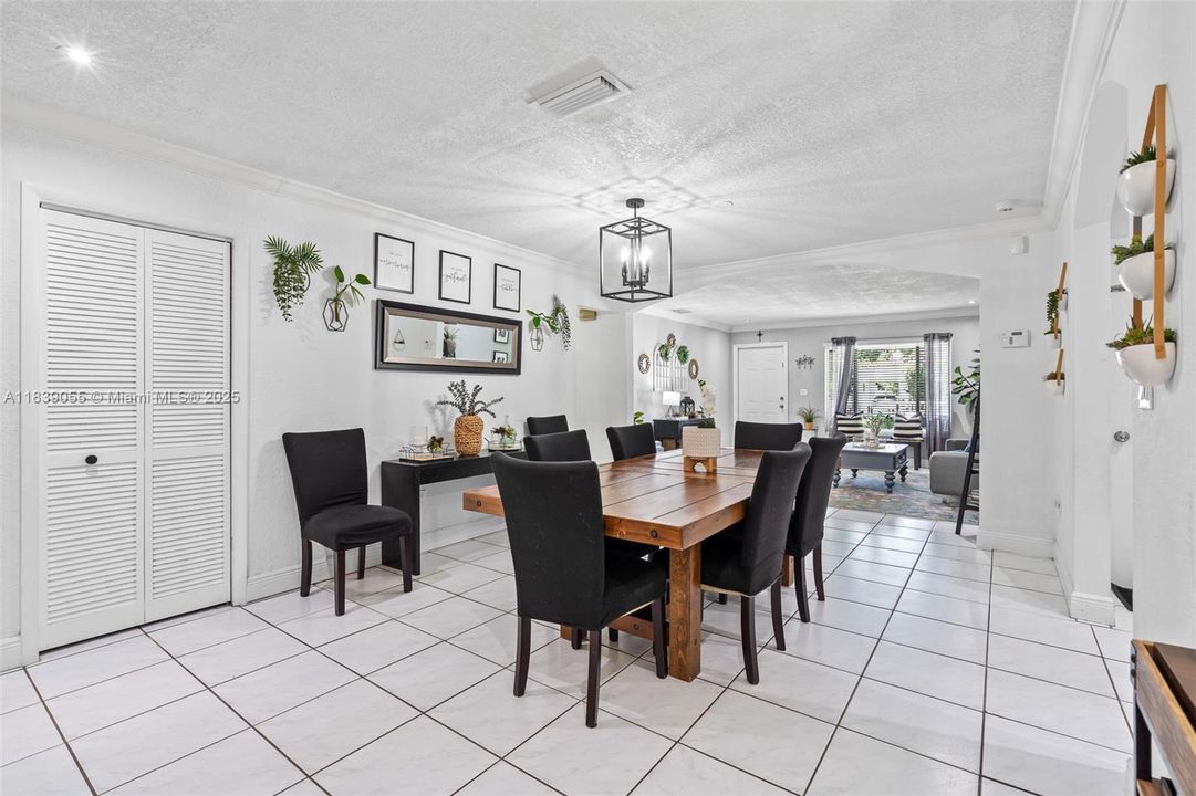 Vendido Recientemente: $899,000 (3 camas, 2 baños, 1746 Pies cuadrados)