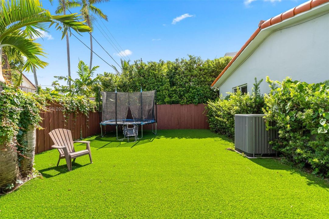 Vendido Recientemente: $899,000 (3 camas, 2 baños, 1746 Pies cuadrados)