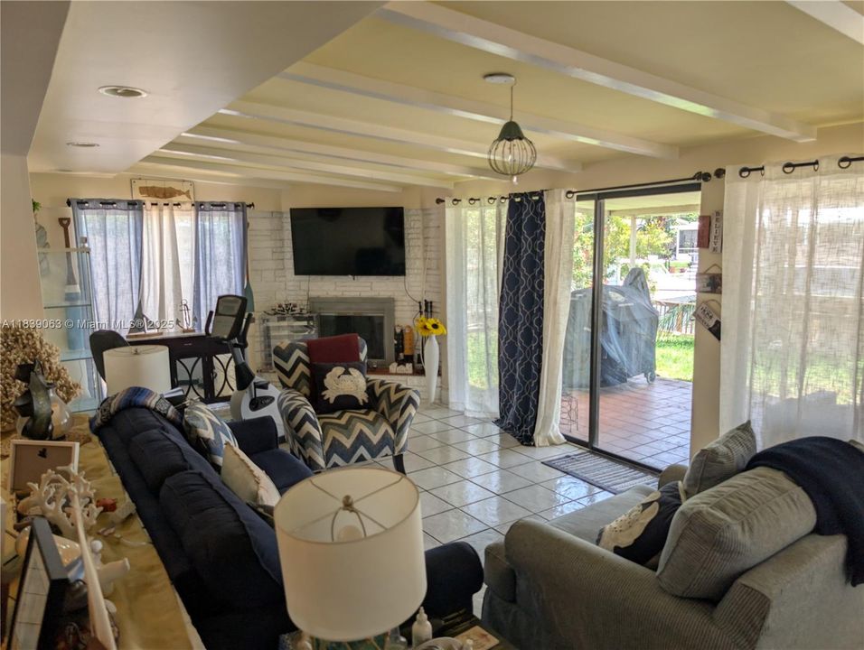 En Venta: $799,000 (2 camas, 2 baños, 1424 Pies cuadrados)