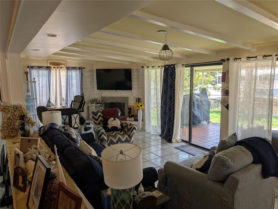 En Venta: $799,000 (2 camas, 2 baños, 1424 Pies cuadrados)