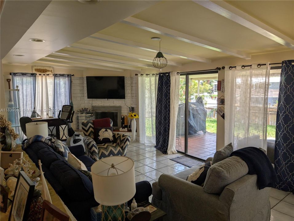 En Venta: $799,000 (2 camas, 2 baños, 1424 Pies cuadrados)