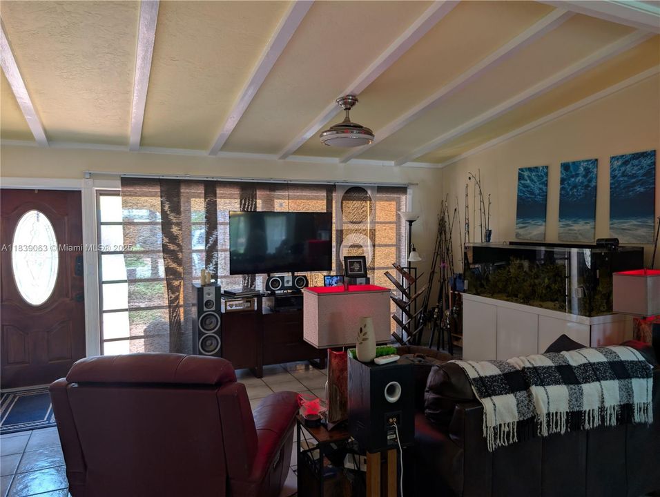 En Venta: $799,000 (2 camas, 2 baños, 1424 Pies cuadrados)
