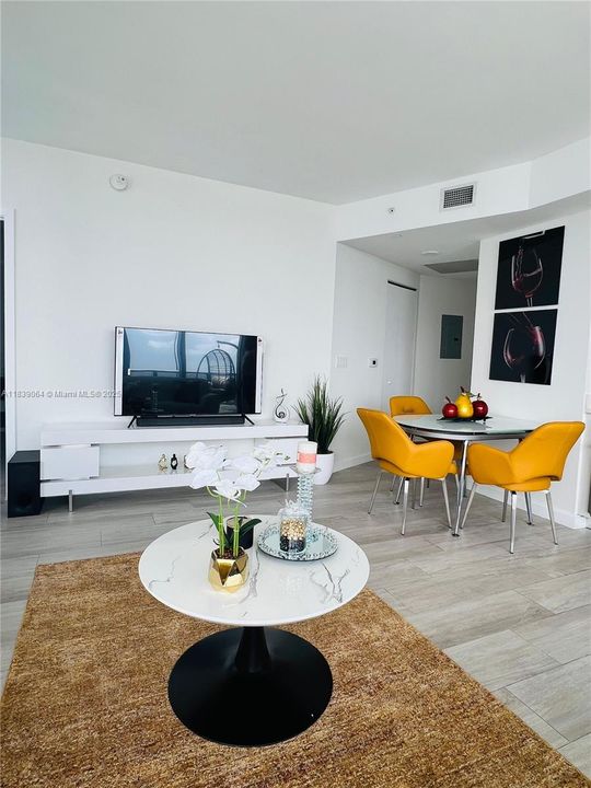 待售: $719,000 (2 贝兹, 2 浴室, 788 平方英尺)