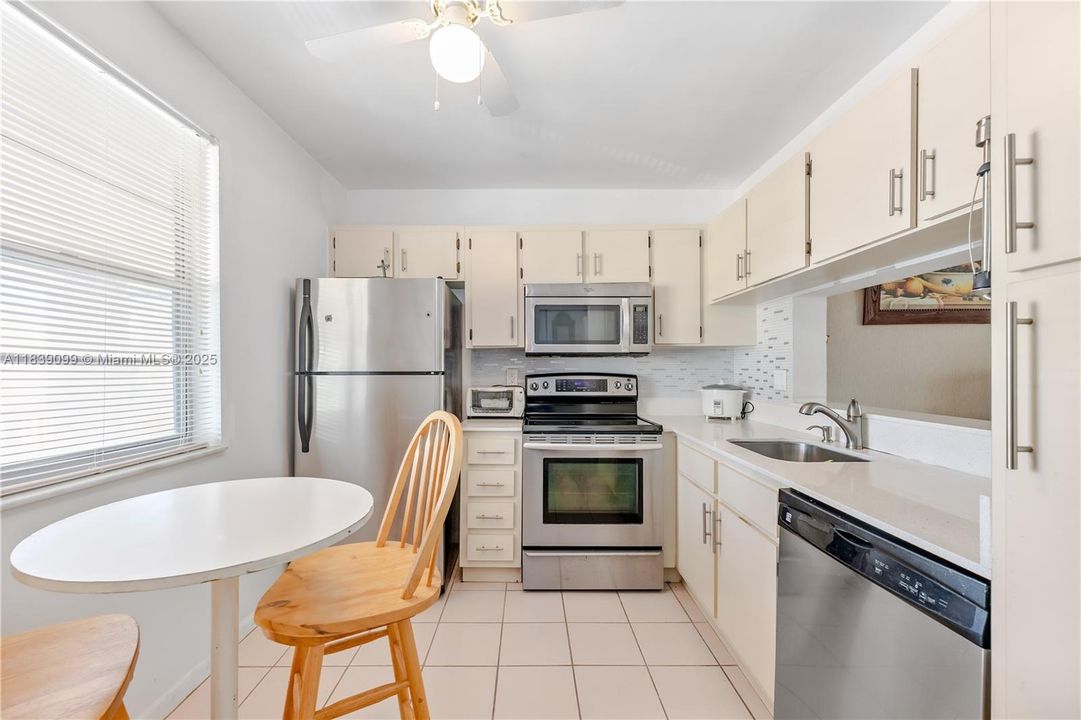 For Sale: $220,000 (2 beds, 2 baths, 815 Square Feet)