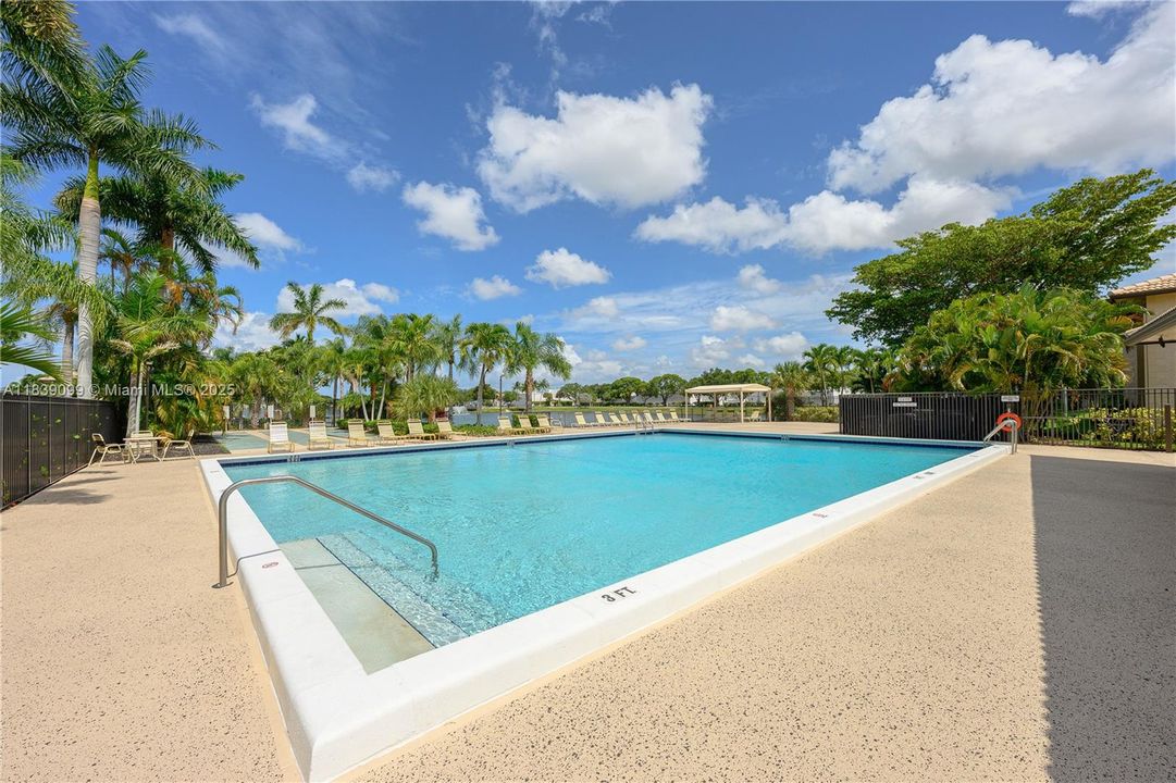 For Sale: $220,000 (2 beds, 2 baths, 815 Square Feet)