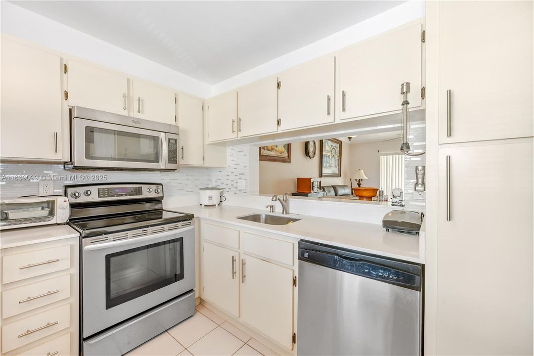 For Sale: $220,000 (2 beds, 2 baths, 815 Square Feet)