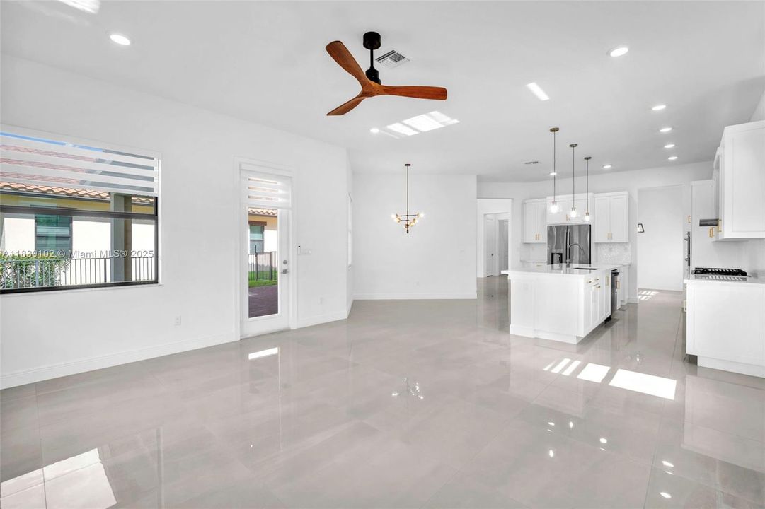 Недавно арендовано: $7,200 (5 спален, 4 ванн, 3640 Квадратных фут)