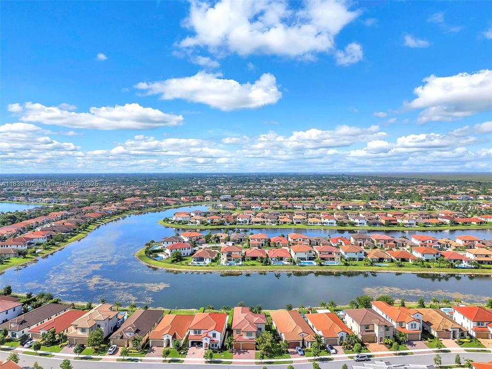 Недавно арендовано: $7,200 (5 спален, 4 ванн, 3640 Квадратных фут)