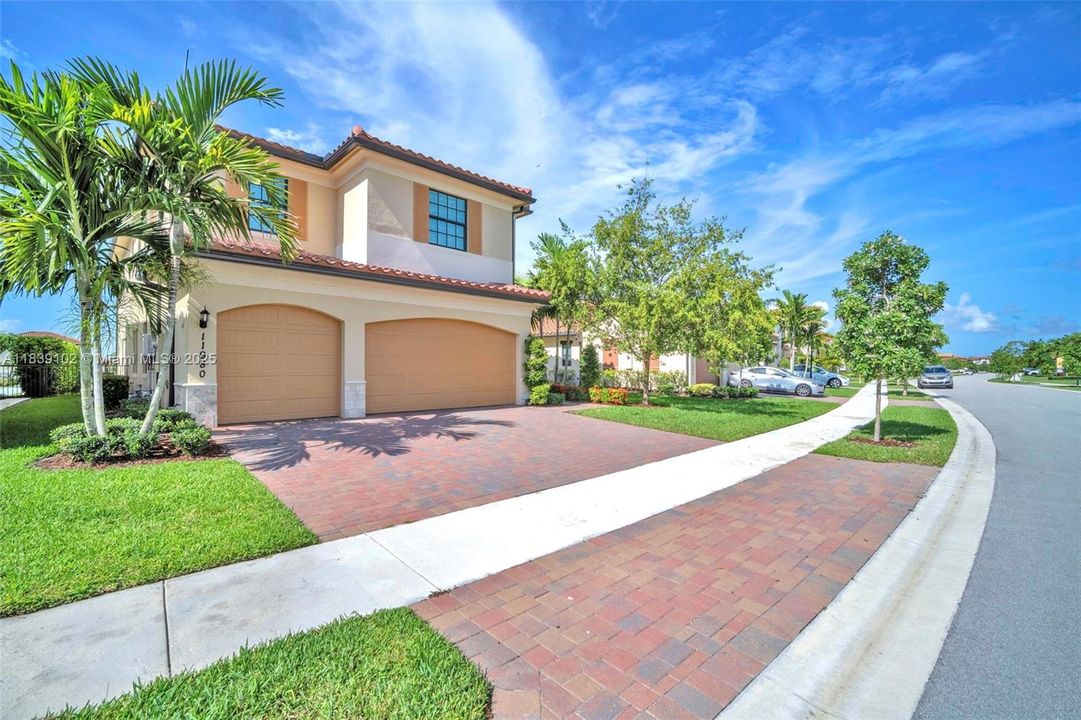 Недавно арендовано: $7,200 (5 спален, 4 ванн, 3640 Квадратных фут)