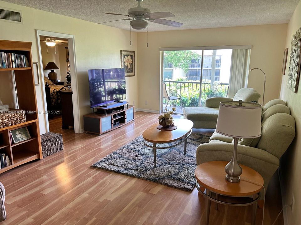 For Sale: $150,000 (2 beds, 2 baths, 1170 Square Feet)