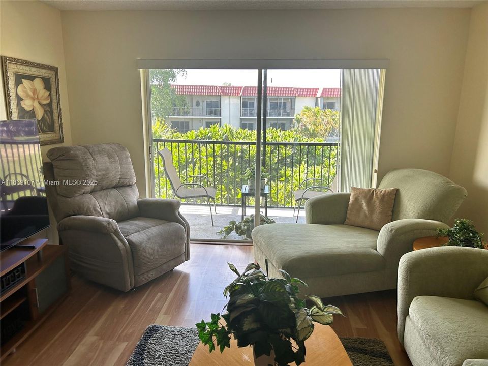 For Sale: $150,000 (2 beds, 2 baths, 1170 Square Feet)