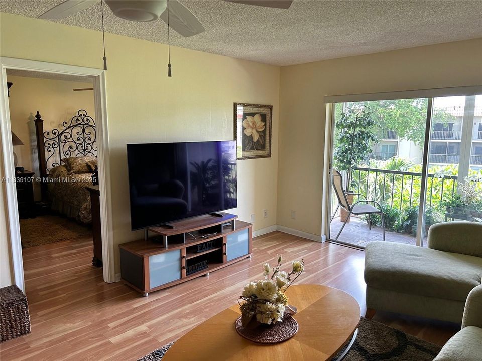 For Sale: $150,000 (2 beds, 2 baths, 1170 Square Feet)
