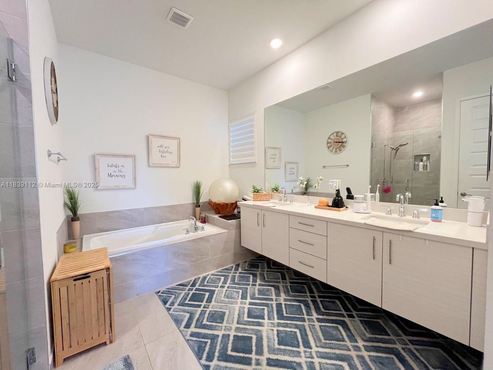 出租: $6,200 (4 贝兹, 3 浴室, 2378 平方英尺)