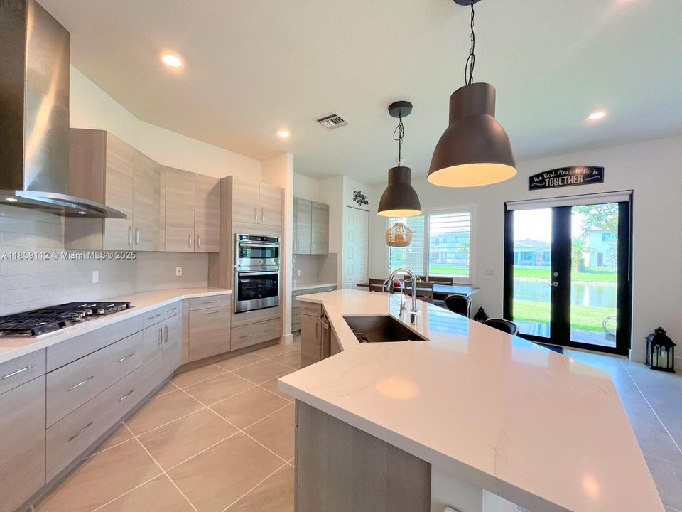 出租: $6,200 (4 贝兹, 3 浴室, 2378 平方英尺)